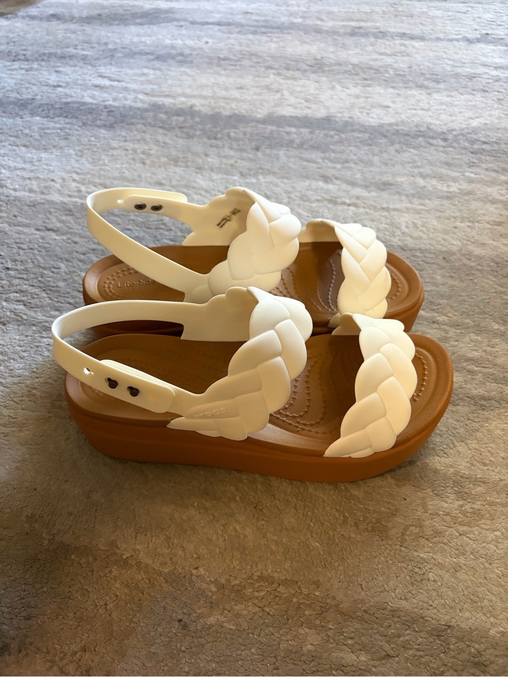 Crocs women’s Brooklyn woven low wedge sandals women’s 6